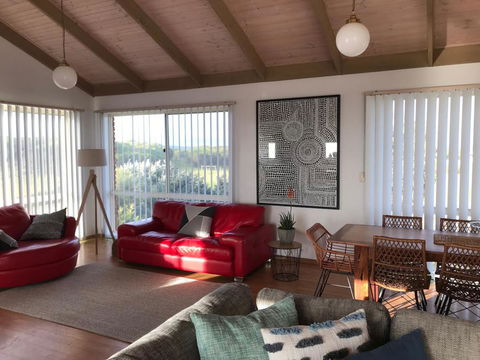 Sunsets On Martyrs Luxury Coastal Beach House Peterborough - Whitsundays Accommodation 11