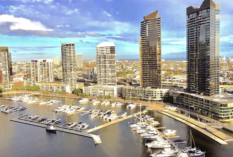 Brilliant Victoria Harbour Waterfront - Whitsundays Accommodation 16
