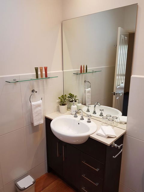 Healesville House - Fig Tree House - Whitsundays Accommodation 12