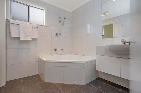Hamilton Townhouse Motel - Whitsundays Accommodation 18