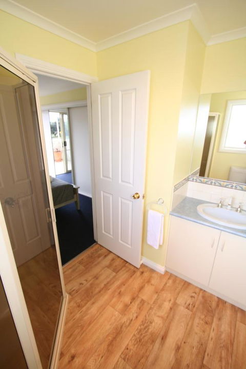 Hamilton Townhouse Motel - Whitsundays Accommodation 2