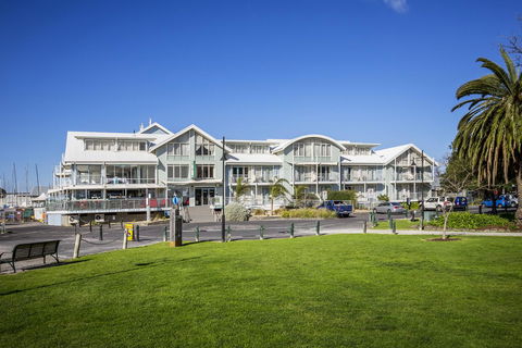 Aligned Corporate Residences Williamstown - Whitsundays Accommodation 3