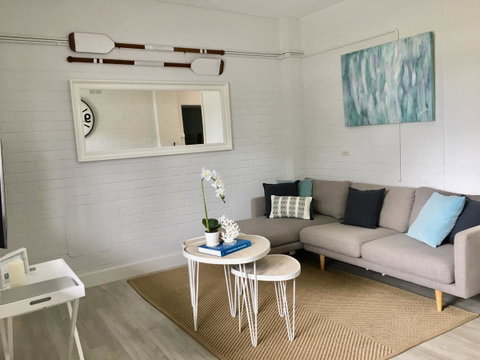 The Wheelhouse - 2BR Waterfront Apt In Town - Whitsundays Accommodation 2
