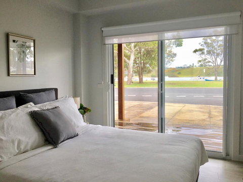 The Wheelhouse - 2BR Waterfront Apt In Town - Whitsundays Accommodation 3