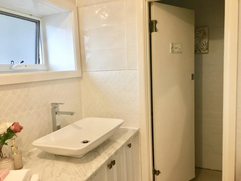 The Wheelhouse - 2BR Waterfront Apt In Town - Whitsundays Accommodation 12