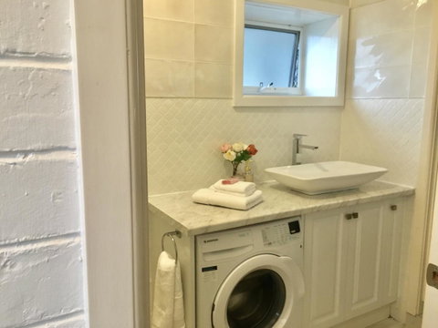 The Wheelhouse - 2BR Waterfront Apt In Town - Whitsundays Accommodation 13