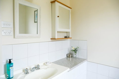 Miss Pym's Cottage - Whitsundays Accommodation 12