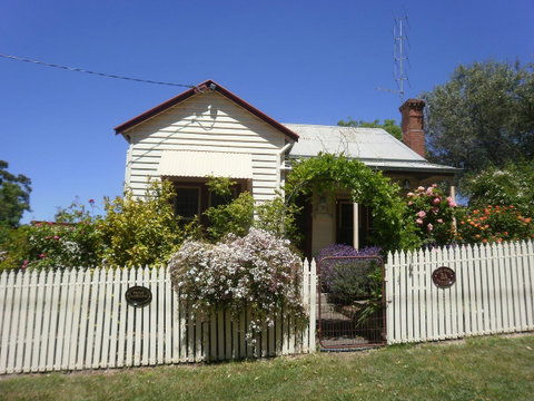 Miss Pym's Cottage - Whitsundays Accommodation 0