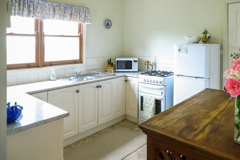 Miss Pym's Cottage - Whitsundays Accommodation 26
