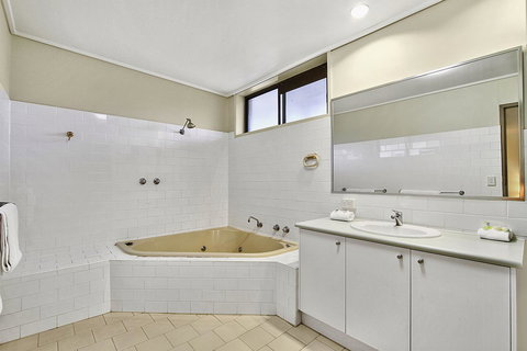 Knox International Hotel And Apartments - Whitsundays Accommodation 12