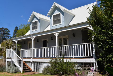 The Doll's House - Charming 2 Bedroom Cottage Just A Short Walk From The Village - Whitsundays Accommodation 1