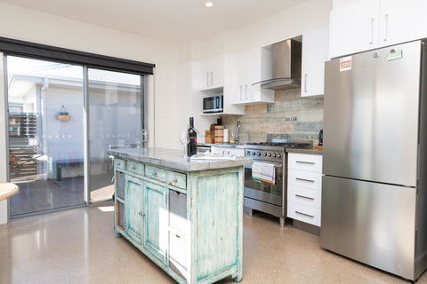 The Endsleigh -1 Bedroom Villa, Free Wifi, Near CBD - Whitsundays Accommodation 3