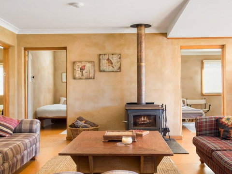 The Farmhouse - Grape Vines And Rolling Green Hills - Whitsundays Accommodation 2