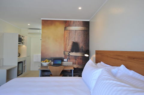 The Griff Motel - Whitsundays Accommodation 0