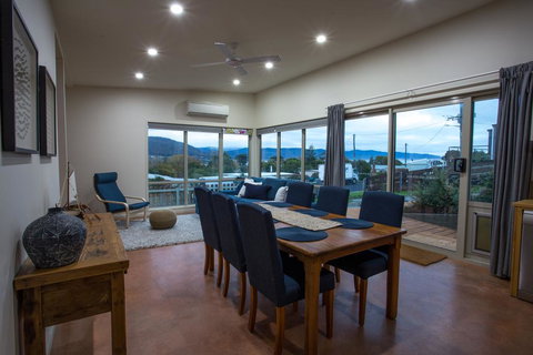 The Hill House - Whitsundays Accommodation 3