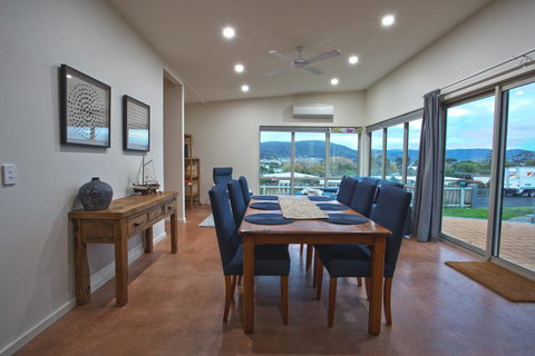 The Hill House - Whitsundays Accommodation 2