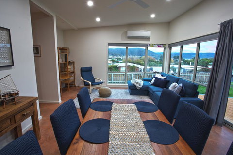 The Hill House - Whitsundays Accommodation 1