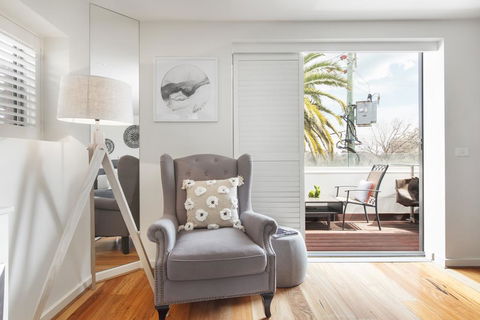 The Jetty Apartment By Ready Set Host - Whitsundays Accommodation 1