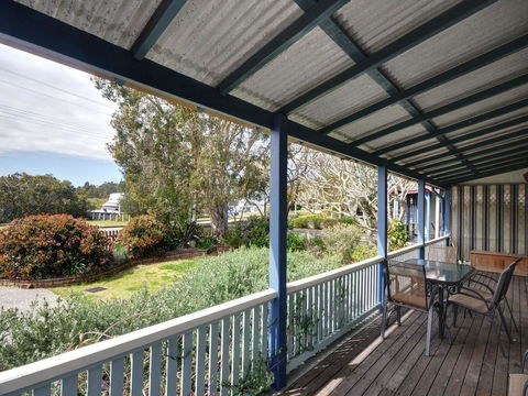 The Lakes Cottage - Whitsundays Accommodation 2