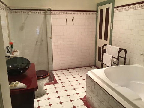 The Olde Devonshire House - Whitsundays Accommodation 3
