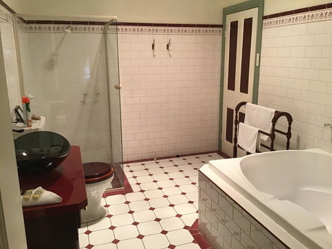 The Olde Devonshire House - Whitsundays Accommodation 3