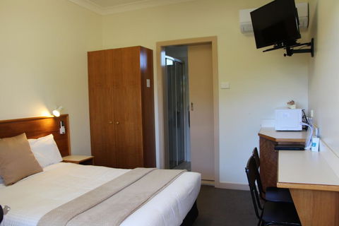 The Pioneer Way Motel - Whitsundays Accommodation 1