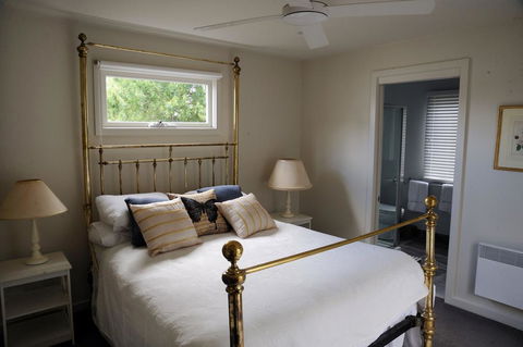 The Red Feather Inn - Whitsundays Accommodation 0