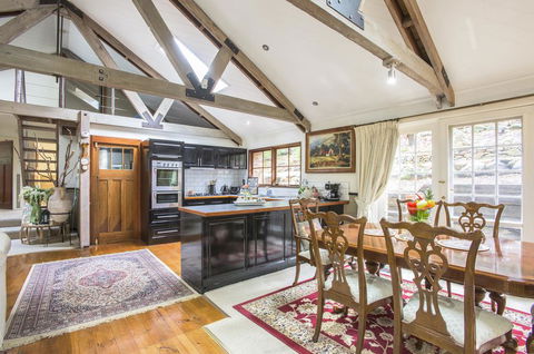 The Stone On The Hill - 3 Bedroom House - Whitsundays Accommodation 2