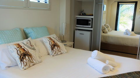 THE TIN SHED Couples Accommodation At Bay Of Fires - Whitsundays Accommodation 3
