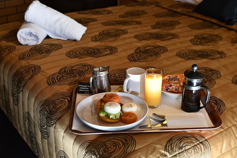 The Town House Motor Inn - Whitsundays Accommodation 2