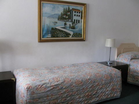 The Wayfarer Motel - Whitsundays Accommodation 3