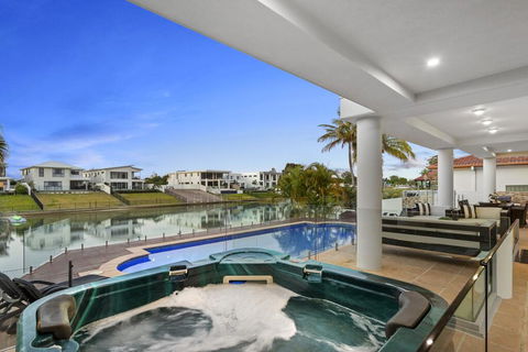 The White House GC Waterfront Home Cinema Jacuzzi Heated Pool - Whitsundays Accommodation 3