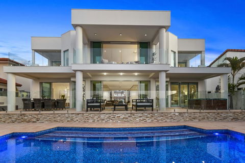 The White House GC Waterfront Home Cinema Jacuzzi Heated Pool - Whitsundays Accommodation 2