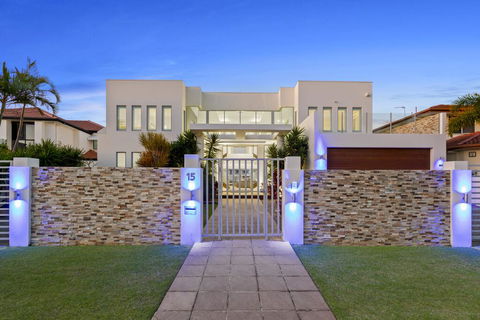 The White House GC Waterfront Home Cinema Jacuzzi Heated Pool - Whitsundays Accommodation 0