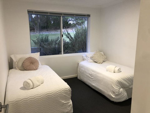 Three Bedroom, Two Bathroom Family Home - Whitsundays Accommodation 3