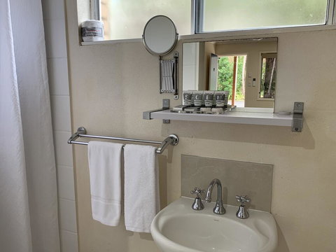 Tin Can Bay Motel - Whitsundays Accommodation 2
