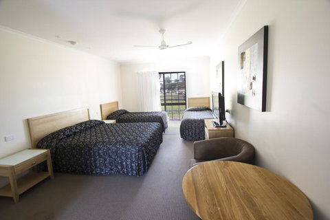 Tocumwal Golf Resort - Whitsundays Accommodation 2