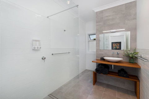 Toms Cottage - Wilgowrah -A Country Escape - Whitsundays Accommodation 3
