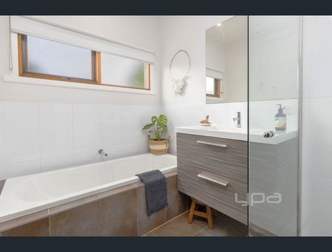 Toot Toot ! 50s Classic Beach House With Bungalow - Whitsundays Accommodation 1