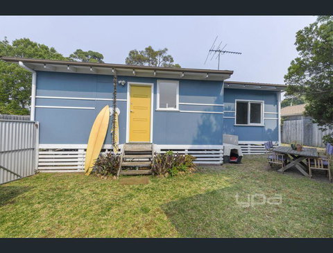 Toot Toot ! 50s Classic Beach House With Bungalow - Whitsundays Accommodation 3
