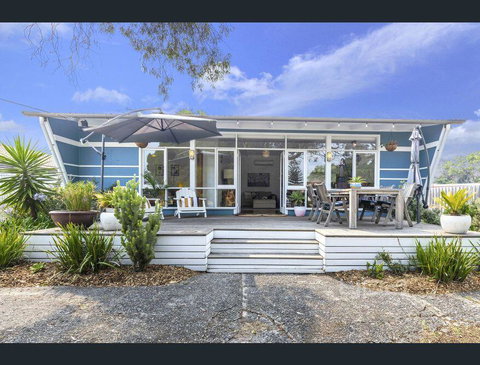 Toot Toot ! 50s Classic Beach House With Bungalow - Whitsundays Accommodation 0