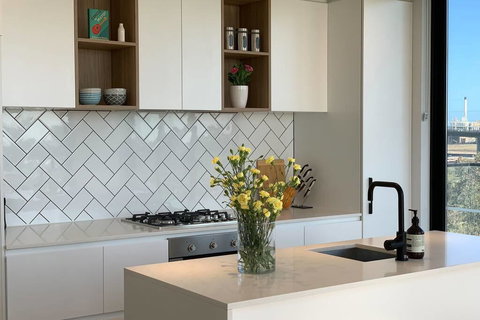 Top Floor Views, Yarraville, 2 Bedroom, 2bathroom - Whitsundays Accommodation 1