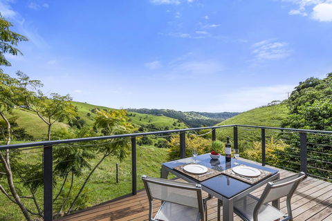 Top Of The Hill - Whitsundays Accommodation 0