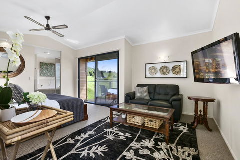 Top Of The Hill - Whitsundays Accommodation 1