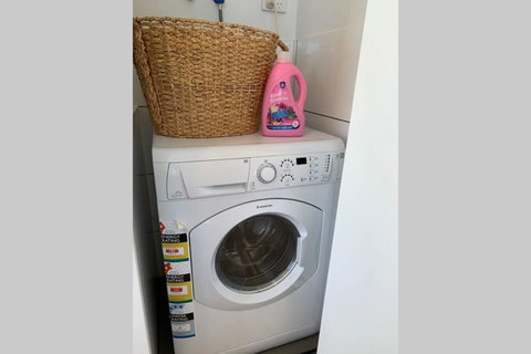 Top Floor Views, Yarraville, 2 Bedroom, 2bathroom - Whitsundays Accommodation 3