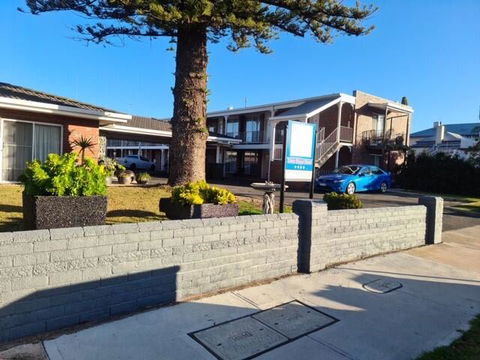 Town House Motor Inn - Whitsundays Accommodation 2