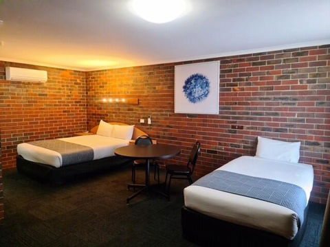 Town House Motor Inn - Whitsundays Accommodation 1
