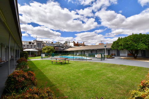 Townhouse Motel Cowra - Whitsundays Accommodation 2