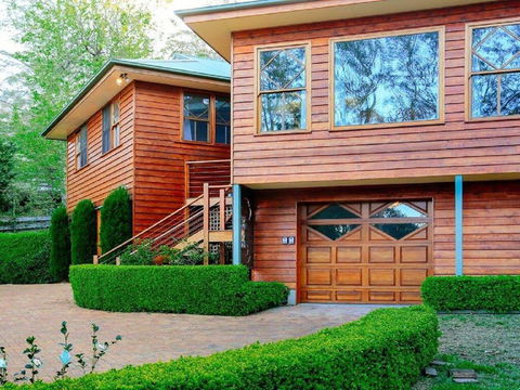 Treetops - Elegant, Inviting, Designer, Cedar Home - Whitsundays Accommodation 2