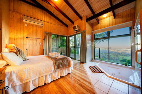 Treetops Seaview Montville - Whitsundays Accommodation 3